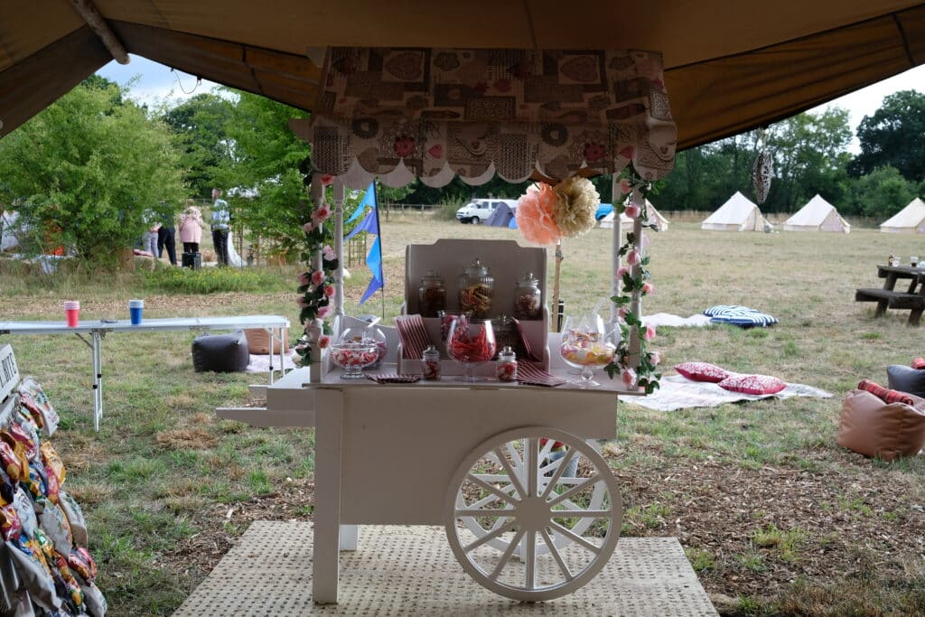 8 creative ways to entertain your wedding guests - Sweet cart