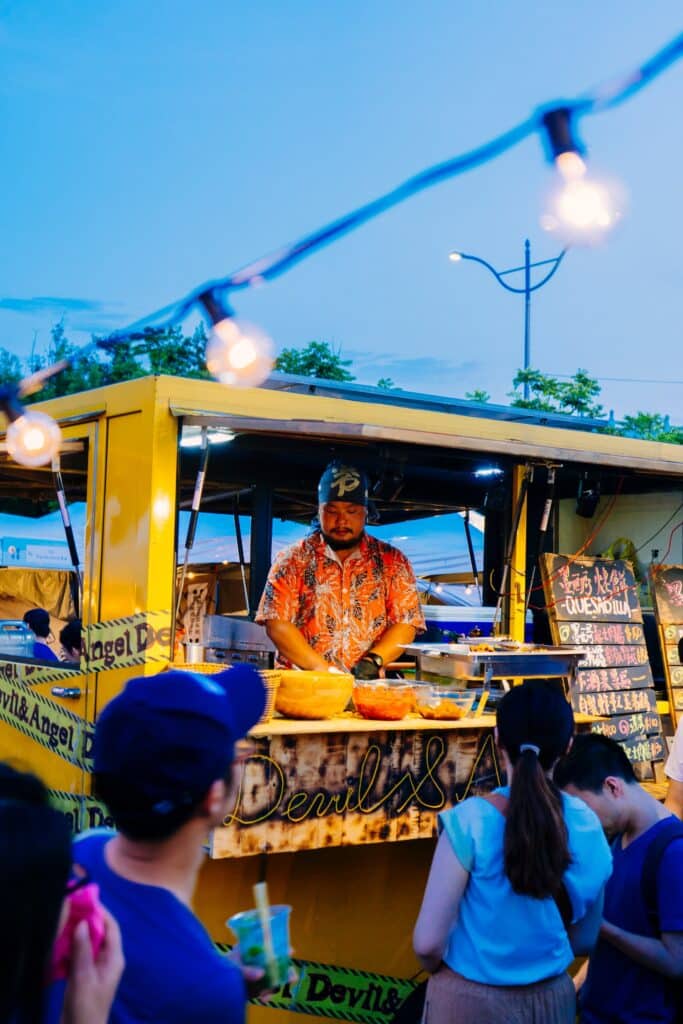 8 creative ways to entertain your wedding guests - Food trucks